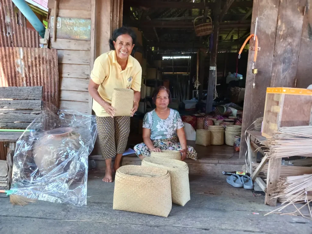 規則正しく丁寧に編まれたカチュー（水草の一種）のカバンと、それを編んだタレノーイ湖周辺に住む二人の女性職人
