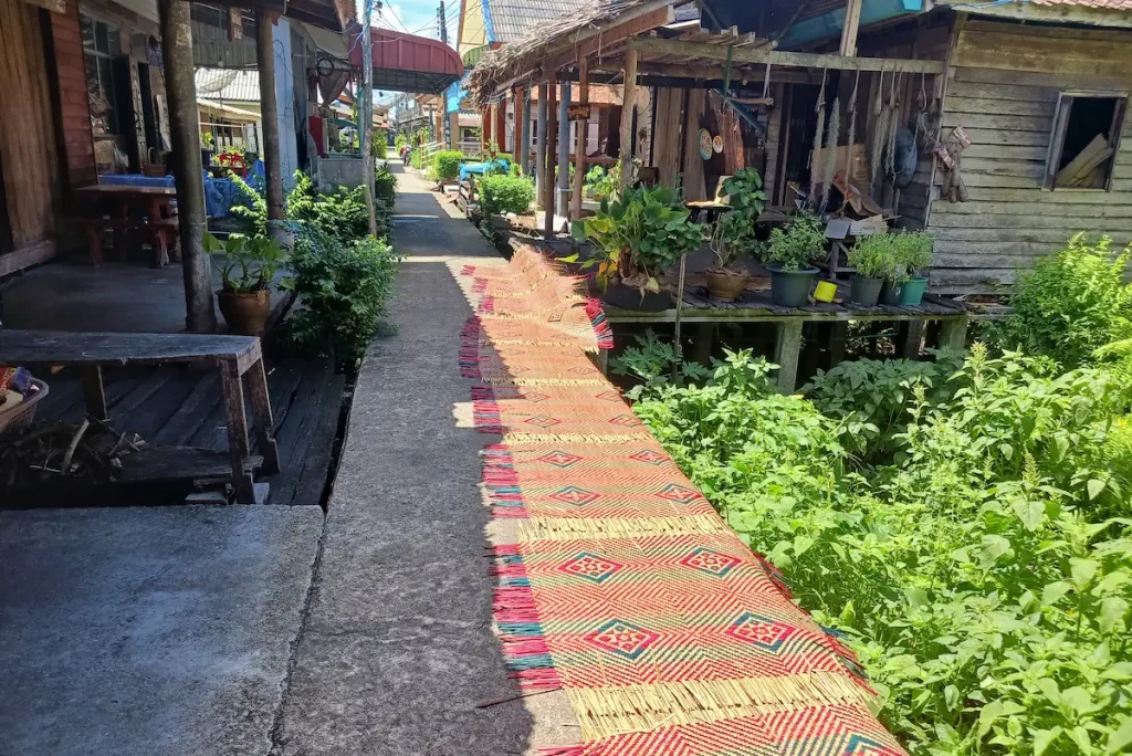 タレノーイ湖周辺の裏路地に民家が建ち並ぶ。
細い道に天日干しされたカチュー(水草の一種)のござ