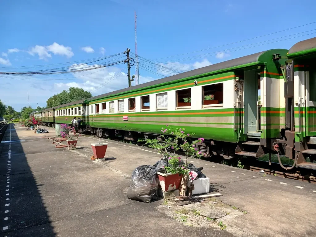 ナコンシータマラート駅に停車している緑色の車両