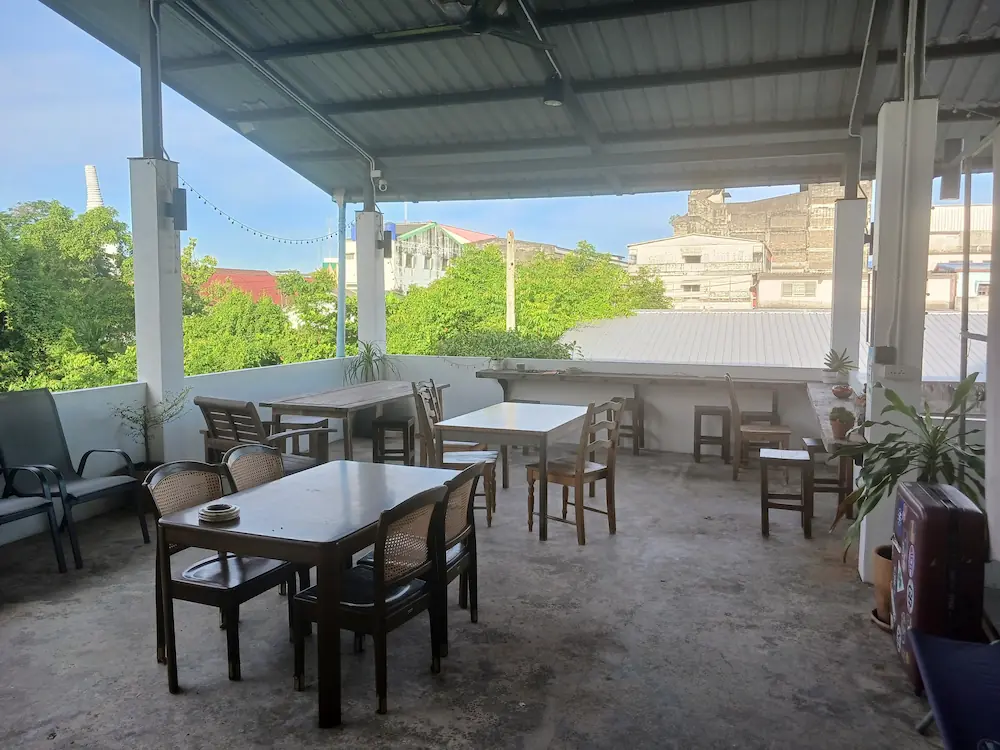 ナコンシータマラートにあるノームスペースホステルNorm Space Hostel の屋上テラス
