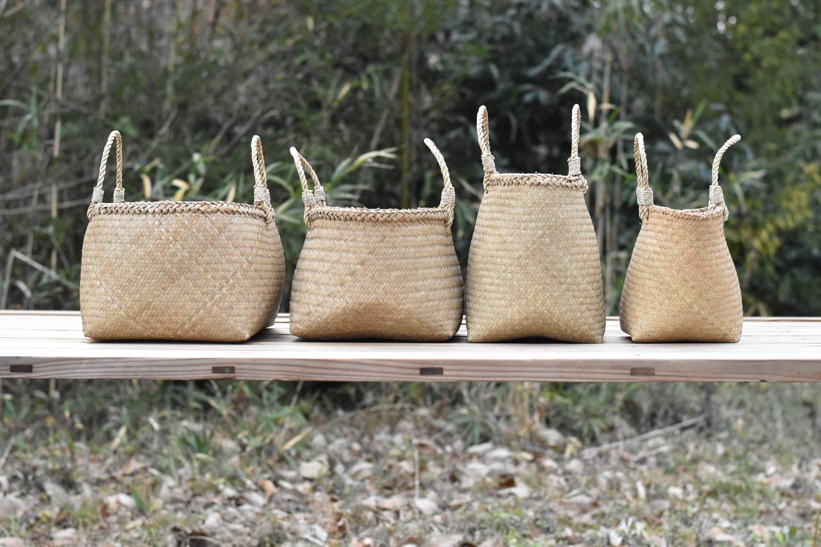 カチュー(水草の一種)で編まれたマチの広いバッグ。