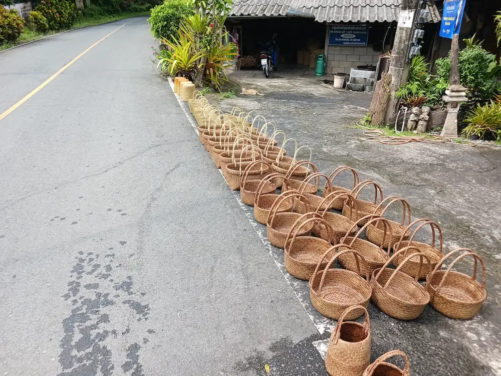 道路脇に丁寧に並べられたカチュー(水草の一種)で編まれた持ち手付きバスケット