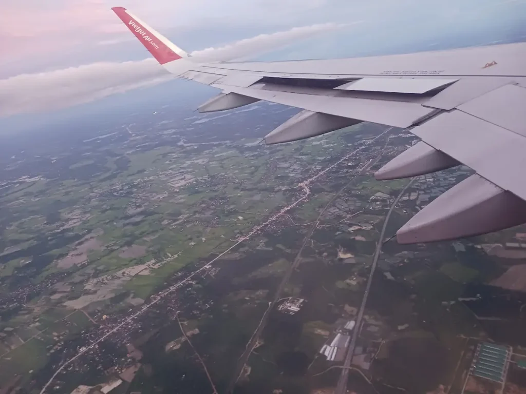 眼下に広がるVientiane (ビエンチャン)の街並み。緑が広がっている