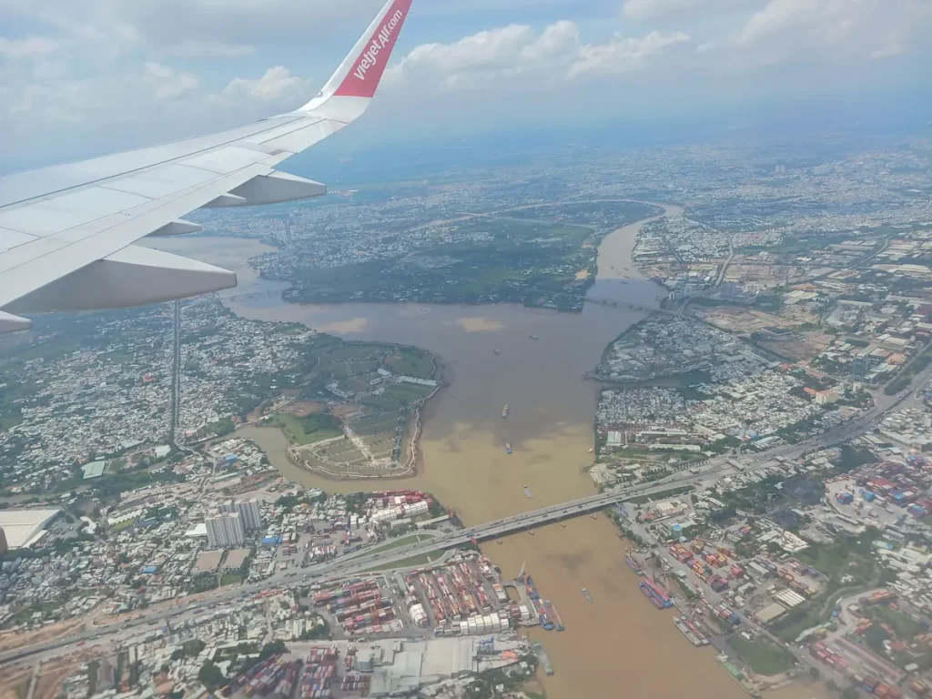 眼下に広がるホーチミンの街並み。中央を濁った川が流れ、その両側に市街地が広がる