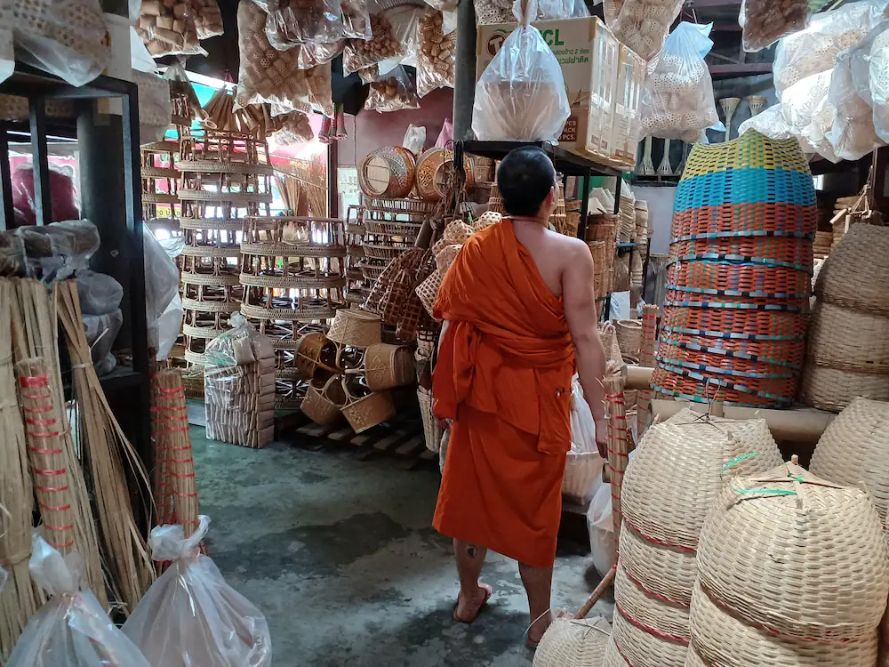 チェンマイ郊外の竹細工問屋で品物を探す僧侶