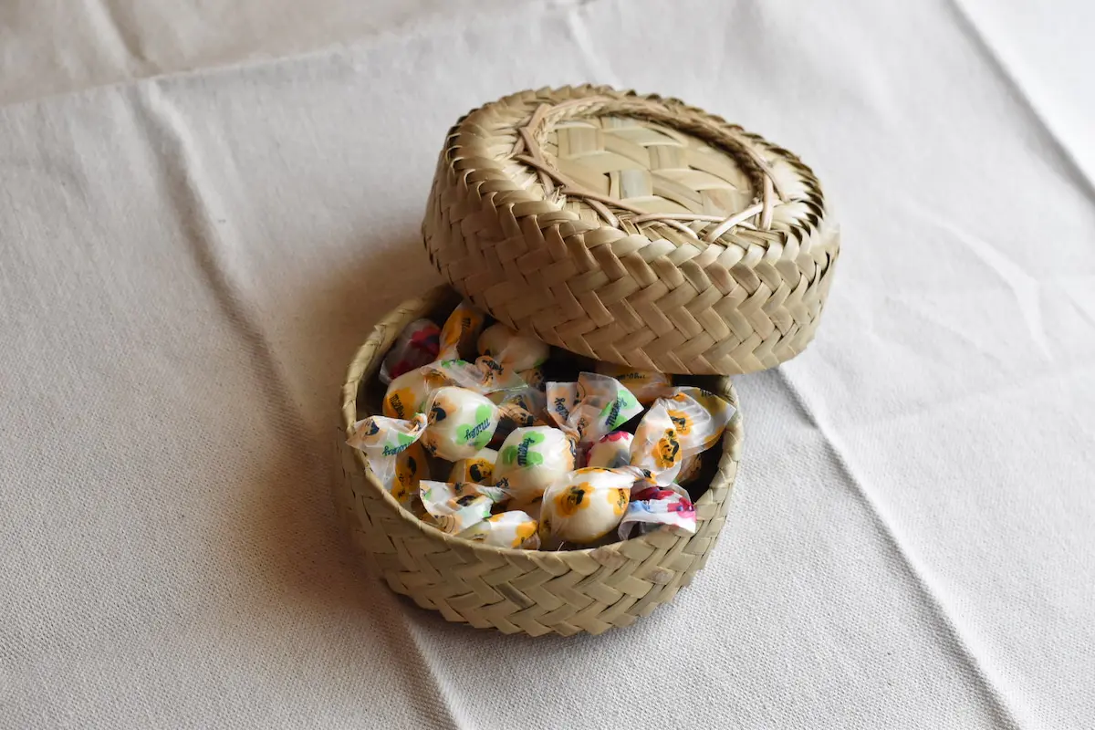 ラオスの職人によって編まれた竹の蓋付き小物入れ