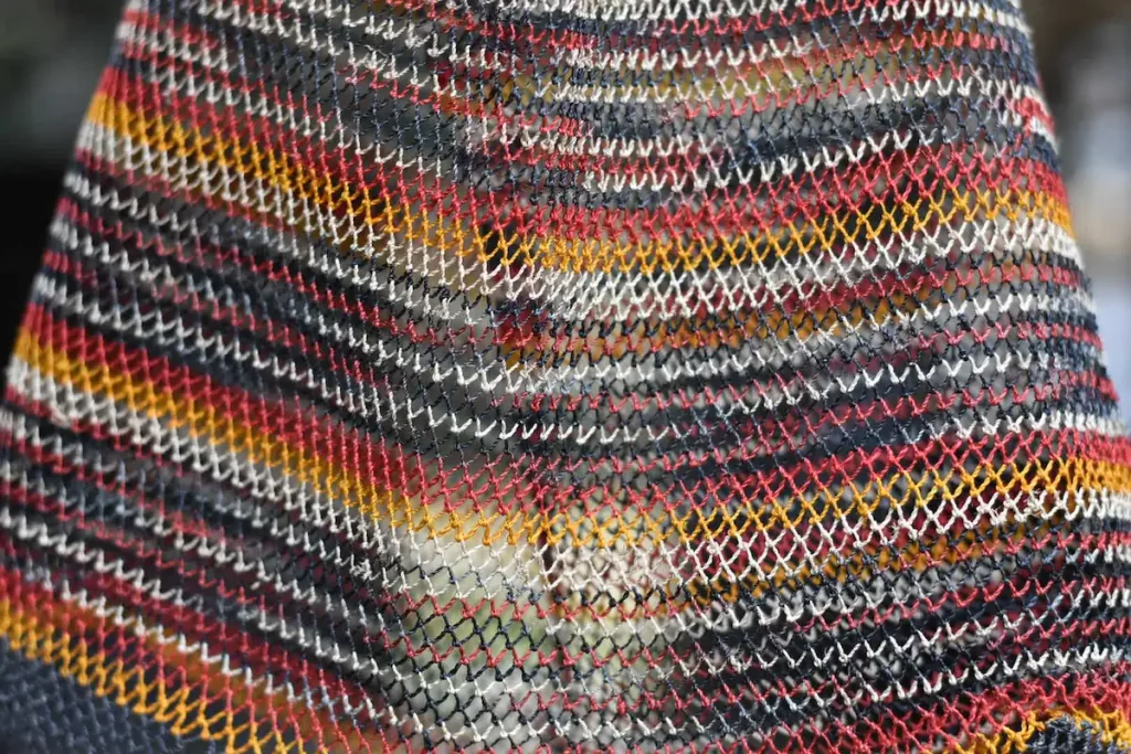 多色で編み込まれた葛のバッグ