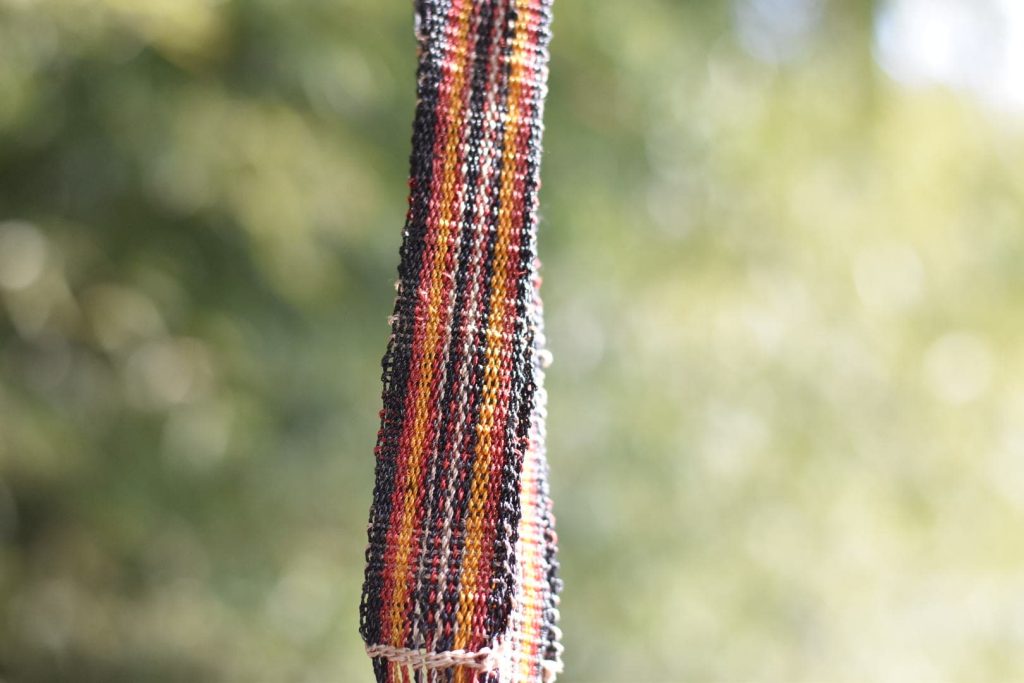 葛のバッグ。複数の色で編まれたデザイン