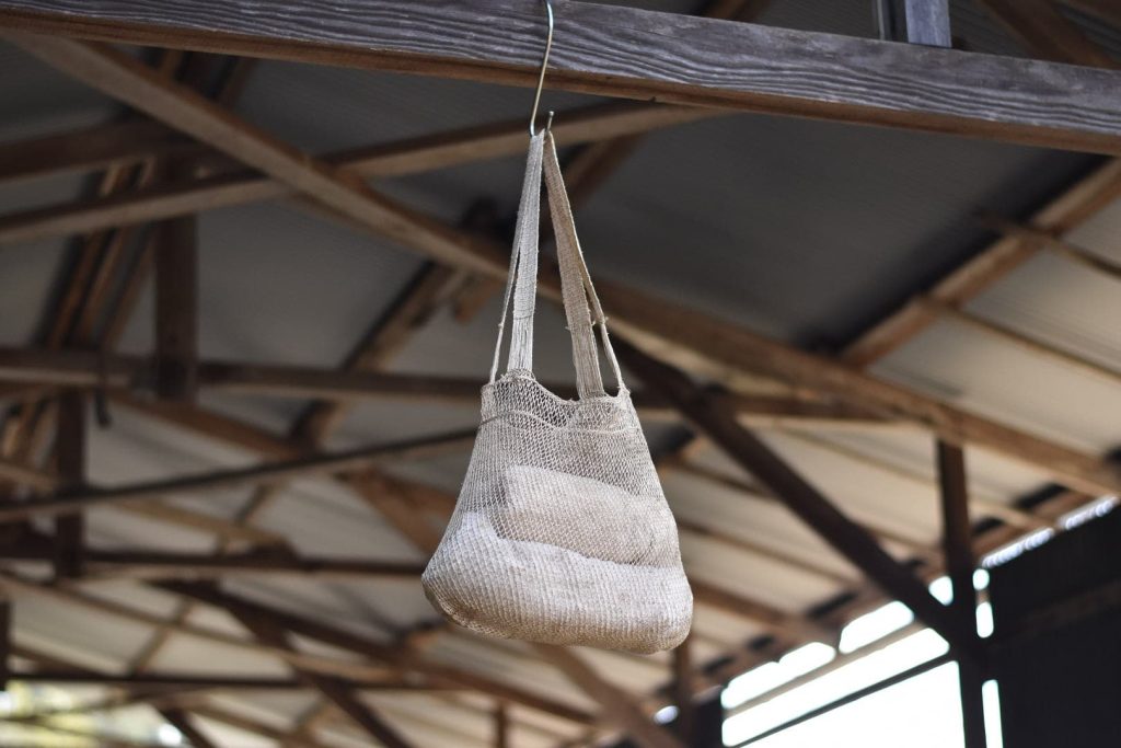 ナチュラルカラーの葛のトートバッグ