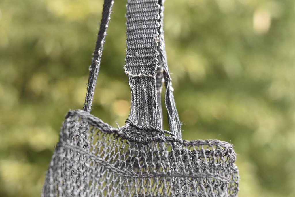 葛のバッグ。黒