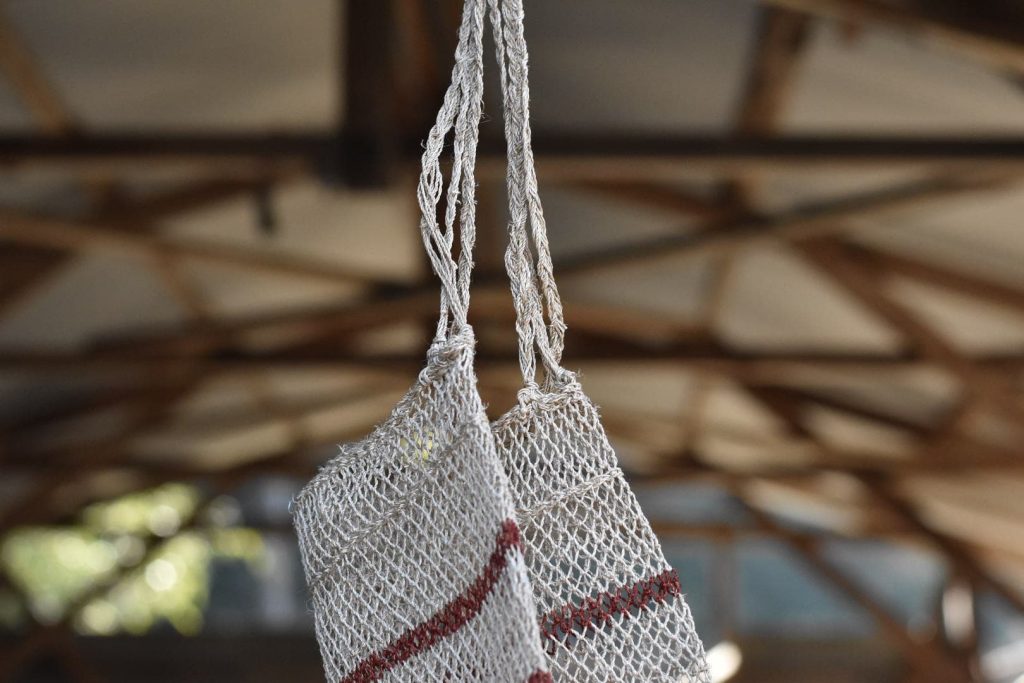 葛のバッグ。ナチュラルカラー地にボーダー柄