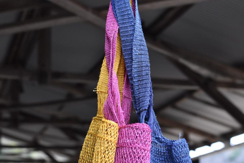 葛のトートバッグ。黄、紫、青