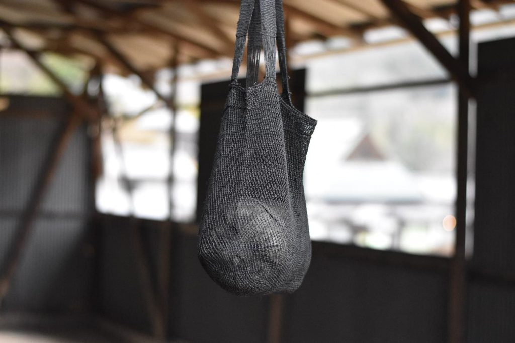 黒色の葛のトートバッグ