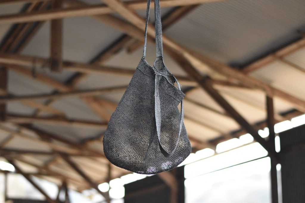 黒色の葛バッグ