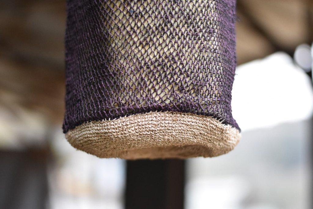 底面が頑丈に編まれた葛のショルダーバッグ